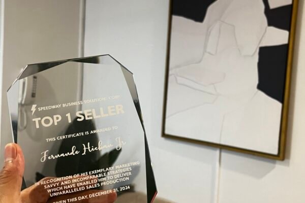 Fernando Hicban Jr receiving the J&T Express Top VIP 2024 Award
