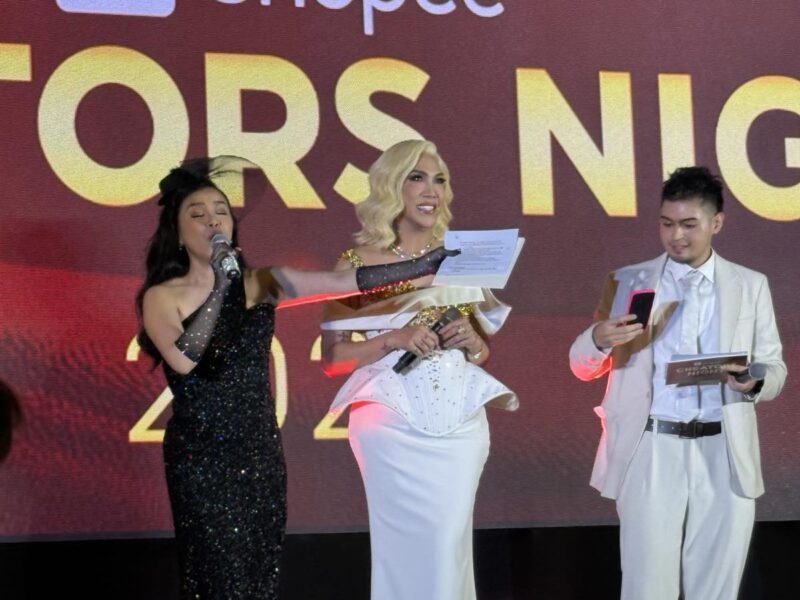 Fernando Hicban Jr with the Shopee Affiliate Marketer of the Year Trophy